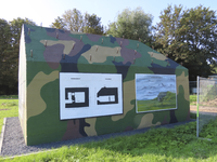 902034 Afbeelding van twee panelen op de zijkant van een door de Verfdokter (Robert-Jan Brink) beschilderde bunker (een ...